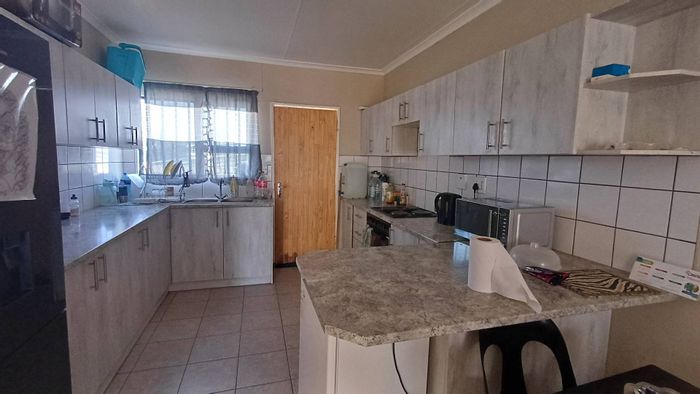 Property #2425391, Townhouse For Sale in Otjomuise