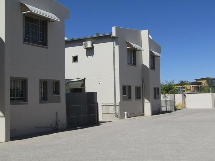 Townhouse To Rent in Ongwediva Central, 2 bedrooms, secure complex, near amenities.