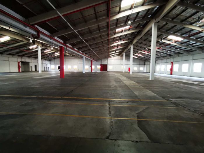 Industrial Warehouse To Rent in New Germany: 3,808m² space, 1,000m² yard.