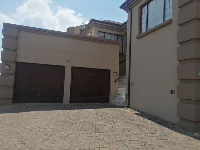 Bassonia Cluster For Sale: 3 beds, balcony, 2 baths, 2 garages.