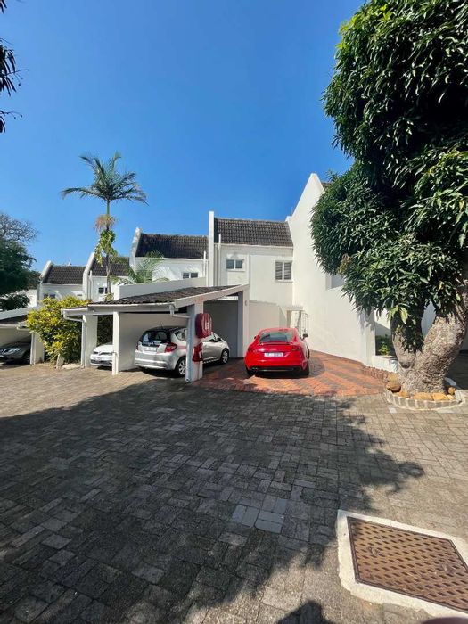 Pet-friendly townhouse in Umhlanga Central, 2 bedrooms, outdoor shower, near village. To Rent.