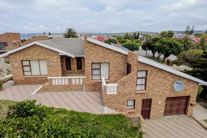 Bayview House For Sale: 6 bedrooms, sea views, near beach, ample parking.