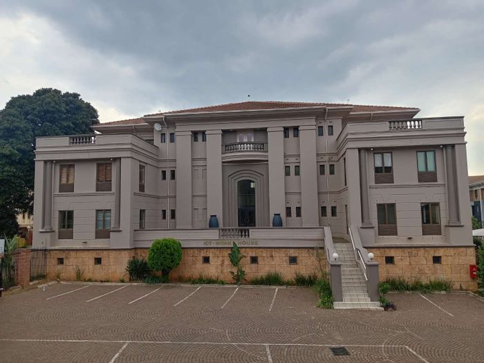 597m² Office to rent in Rivonia with balcony, kitchen, and 24-hour security.
