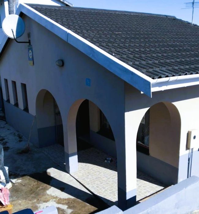 Kenville House For Sale: 3 Bedrooms, fenced yard, close to schools and amenities.