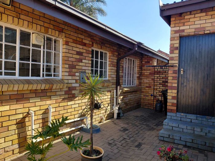 For Sale: 2-Bedroom Cluster in Croydon with private garden and secure features.