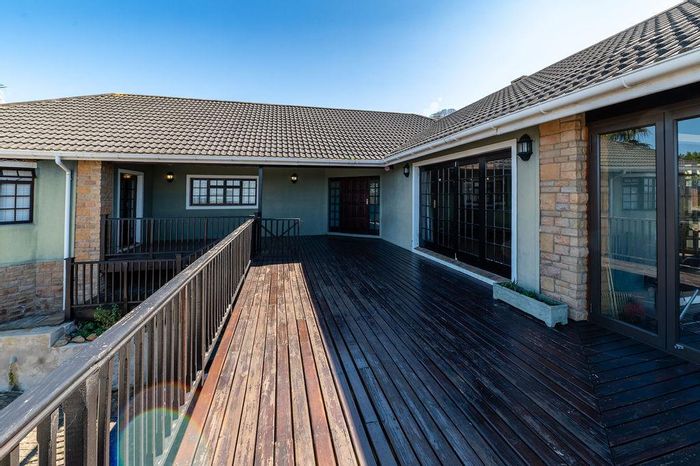 Knysna Heights House For Sale: Views, en-suite rooms, pool, and spacious living areas.