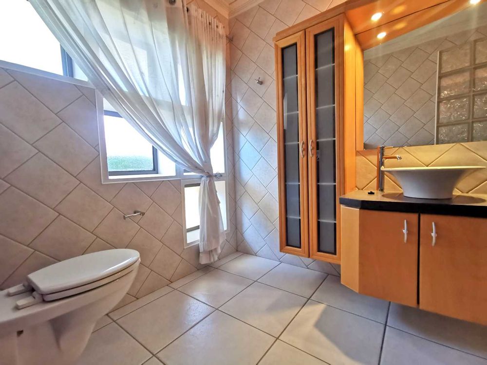 FULL BATHROOM - GROUND FLOOR FOR THE 2 BEDROOMS 