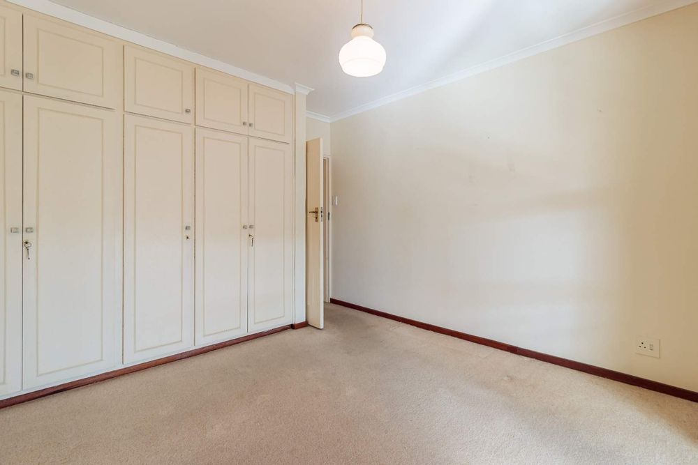 Second bedroom & plenty of cupboards