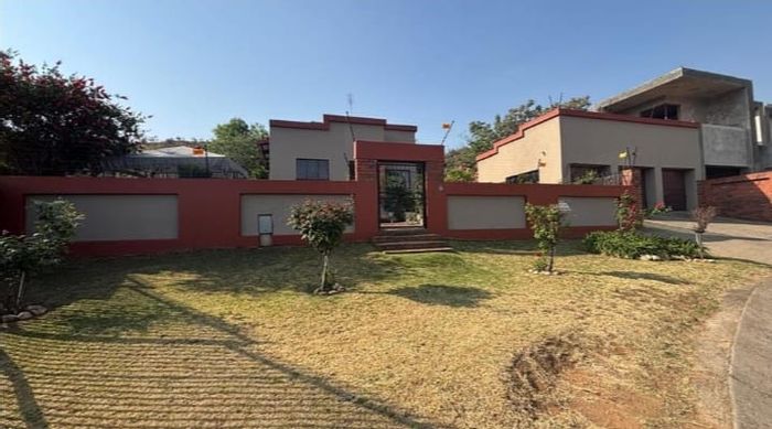 For Sale: House in Winchester Hills with 3 Bedrooms, 3 Garages, and Yard Space.