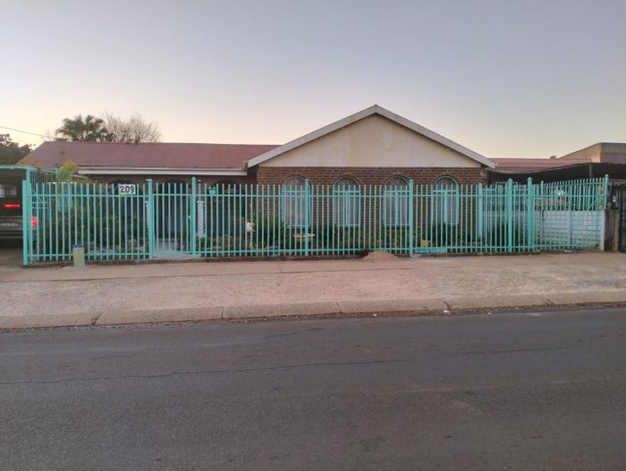 Danville House For Sale: 4 Bedrooms, 2 Living Areas, Borehole, Close to Amenities.