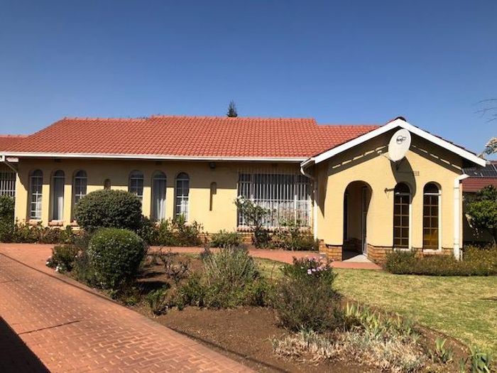 For Sale: 3-Bedroom House in Verwoerdpark with Pool, Lapa, and Double Garage.