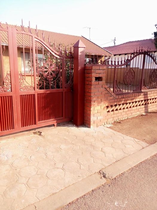 For Sale: House in Mamelodi East, 2 beds, walled yard, room for extension.
