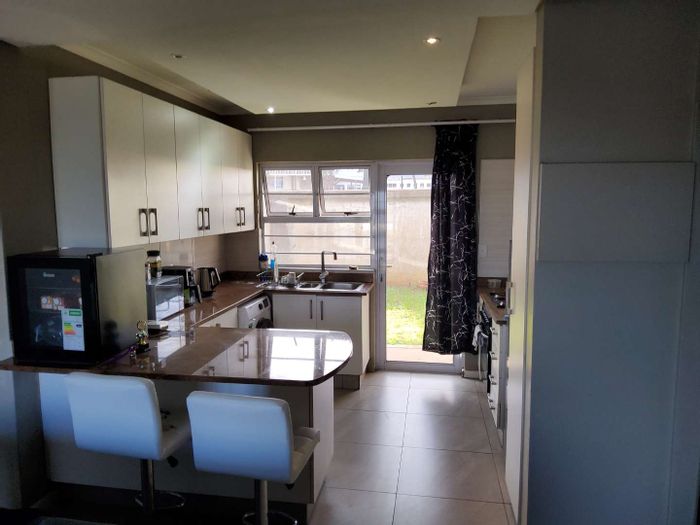 Coastal apartment in Sunnyridge for sale: 2 bedrooms, sea views, secure living.