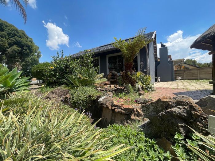 House For Sale in Birchleigh: 3 Bedrooms, spacious kitchen, entertainment area, security features.