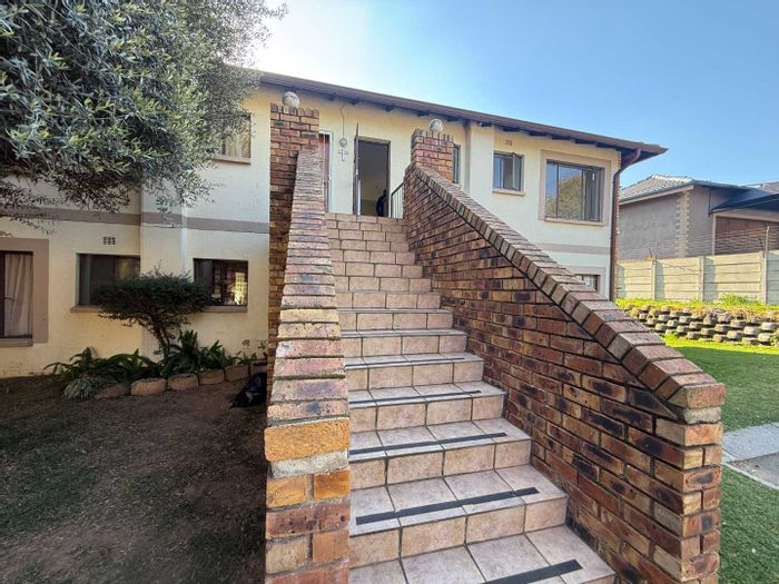 Property #2427838, Townhouse For Sale in Wilgeheuwel