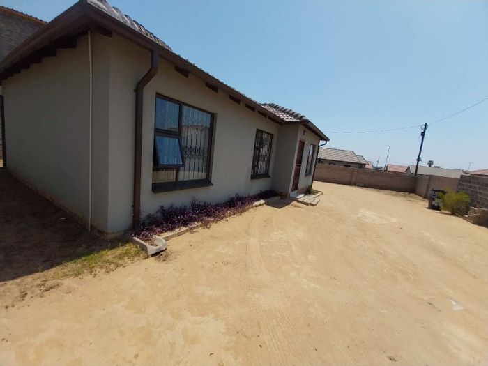 Kya Sands House For Sale: 3 bedrooms, garden, solar geyser, secure living.