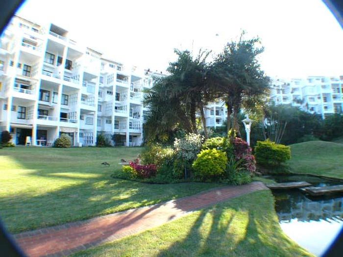 Umhlanga Central Townhouse To Rent: 3 bedrooms, garden, pool, secure parking.