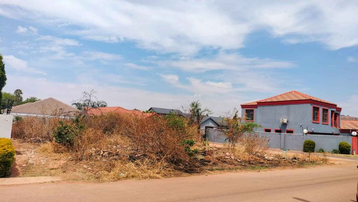 Vacant Land Residential For Sale in Karenpark: Secure estate, close to amenities.