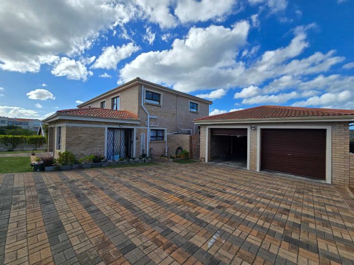 Property #2389831, House For Sale in Still Bay West