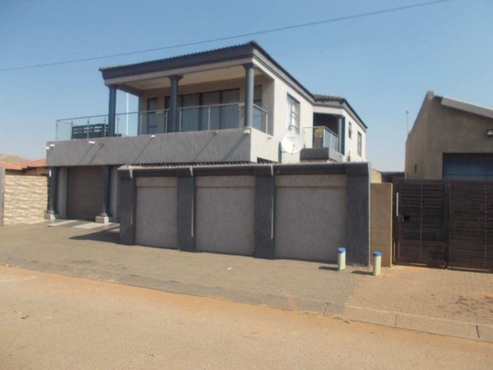 Mngadi House for Sale with Modern Amenities, Double Storey, and Balcony