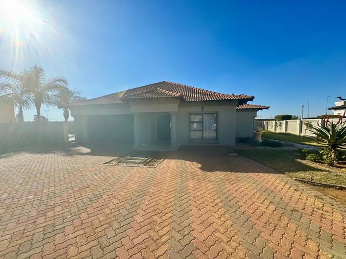 Savannah Country Estate House For Sale: 4 beds, pool, boma, double garage.