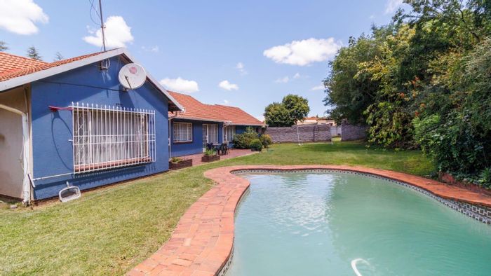 Mulbarton House For Sale: 4 beds, pool, 3 cottages, spacious outdoor area.