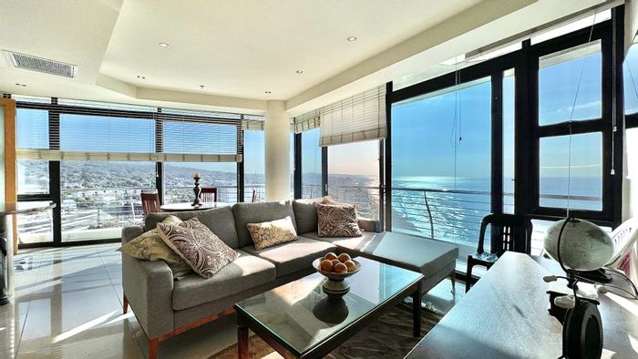 Umhlanga Rocks Central Apartment To Rent: Ocean views, pool, secure parking, beach access.