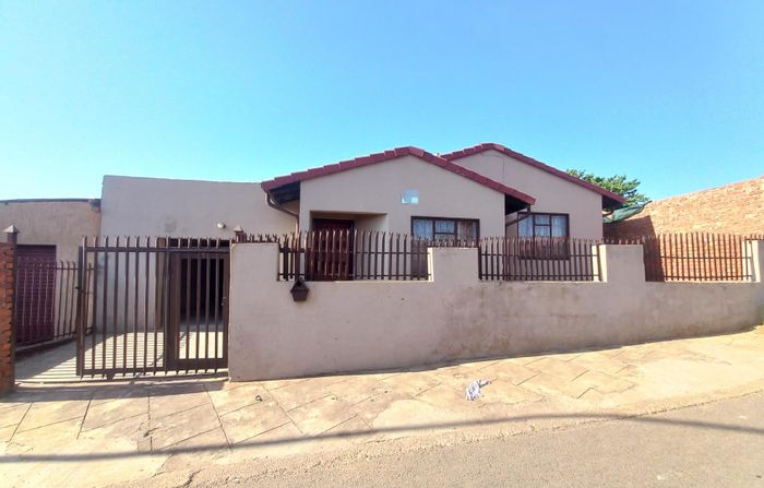 Atteridgeville House For Sale: 3 bedrooms, solar geyser, prepaid electricity, garage.