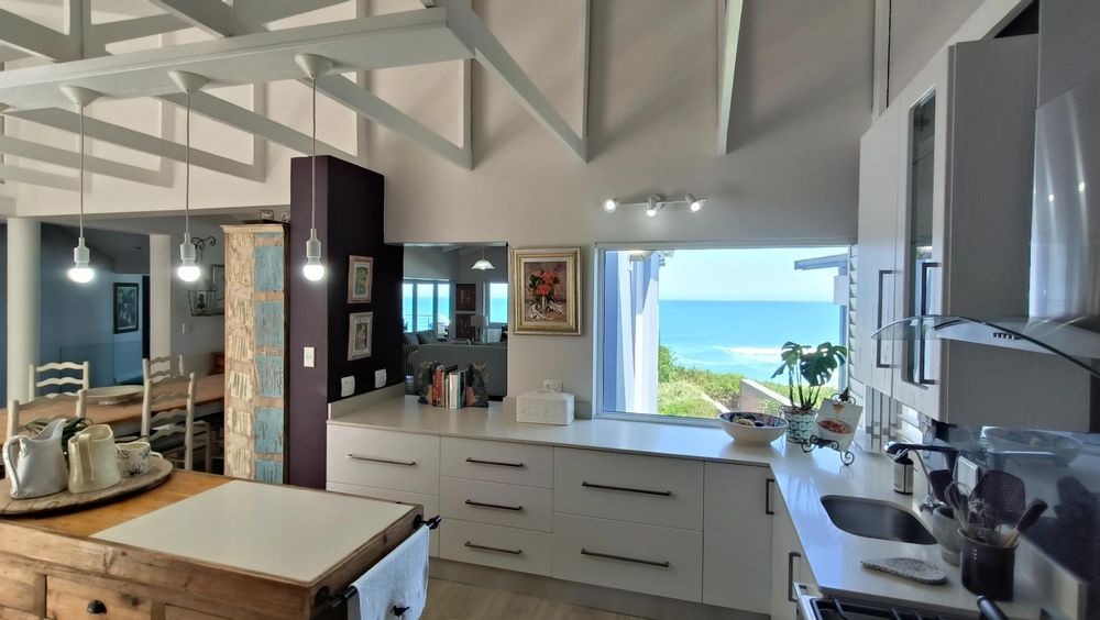 Kitchen with sea view