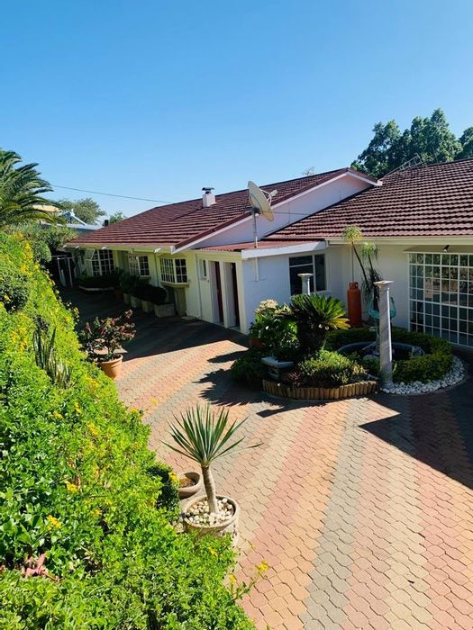 Klein Windhoek House For Sale: Spacious lounges, patios, garden, and scenic views.