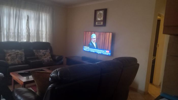 4-bedroom house in Theresapark with yard, double garage, and secure complex. For Sale.