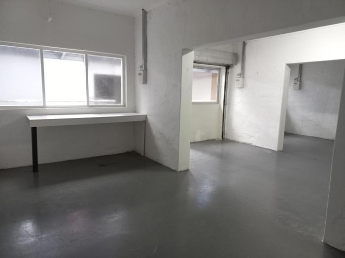 Office To Rent in Walmer: Convenient location, ample parking, prepaid electricity.