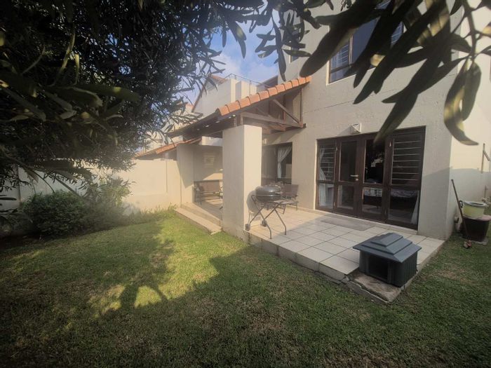 Two-bedroom apartment in Fourways with clubhouse, pool, and 24-hour security. To Rent.