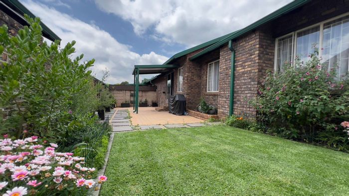 Property #2434836, Townhouse For Sale in Highveld