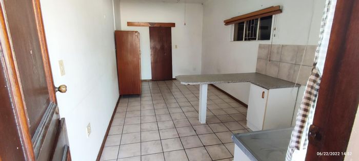 Cottage To Rent in Soneike: Quiet garden space, ideal for professionals.