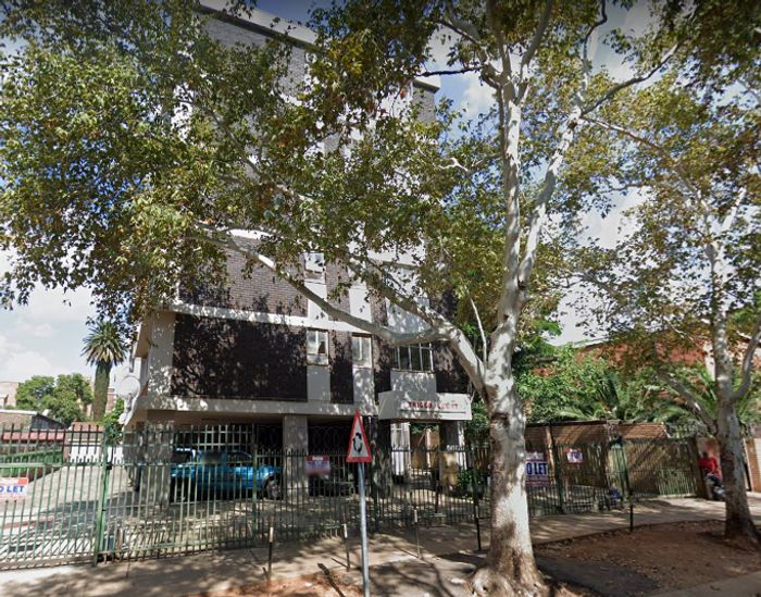 Sunnyside Apartment To Rent: 1 Bath, Parking, Near Shops & Schools.
