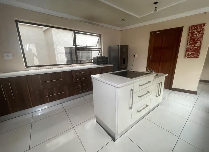 One-Bedroom Apartment with Ensuite, Near Shopping and Commuter Routes in Esther Park.