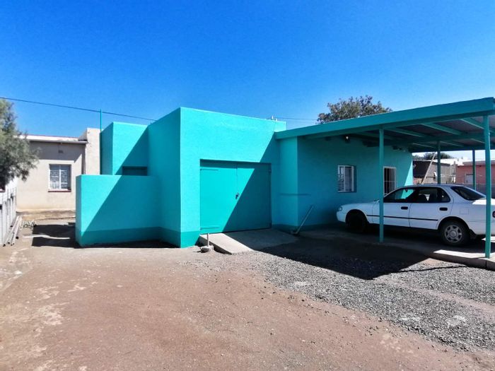 House For Sale in Keetmanshoop Central: 3 Bedrooms, Flatlet, Large Erf, Garage.