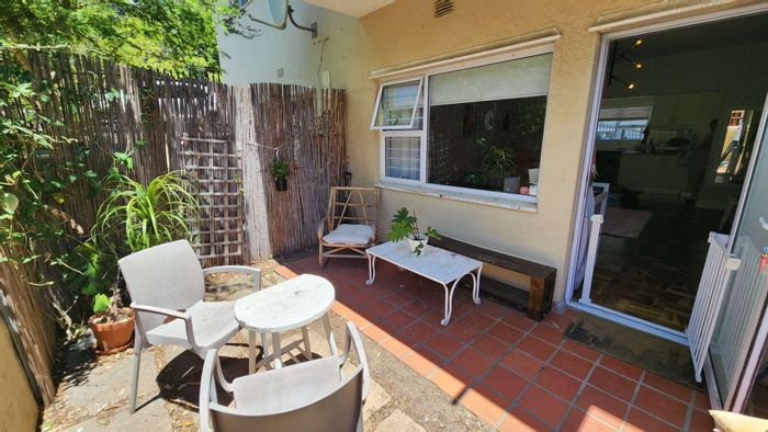 Vredehoek Apartment For Sale: Bachelor unit with garden courtyard, parking on-street.
