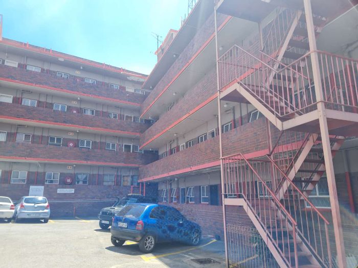 Boksburg North Apartment For Sale: 1 bed, patio, dining area, covered parking.