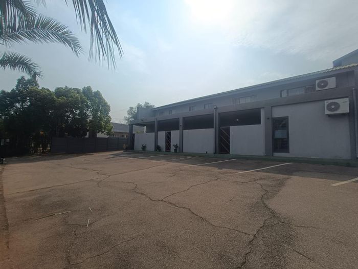 Clubview Townhouse For Sale: Open-plan living, private kitchenette, pet-friendly, great value.