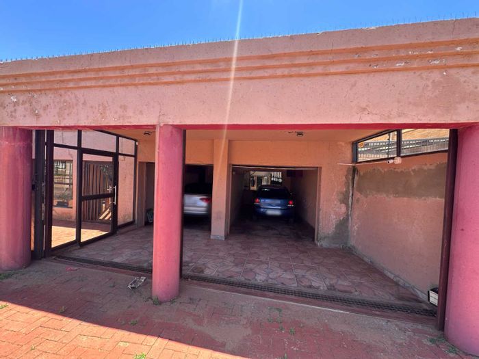 Lenasia House For Sale: 4-bed, 3-bath main house with rental cottage.