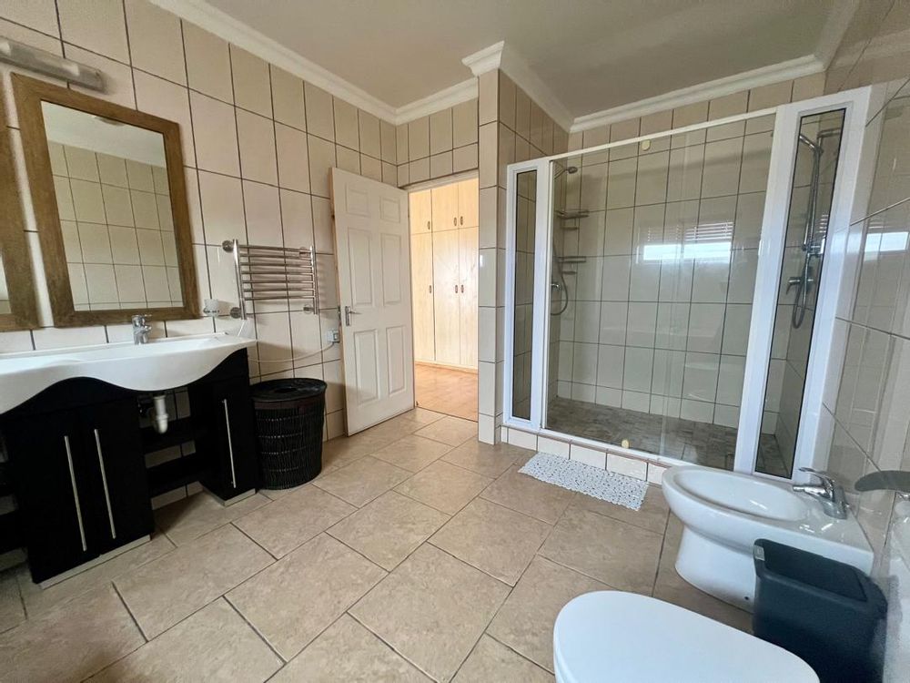 Bedroom 4 en-suite bathroom