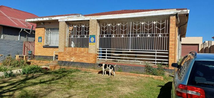 For Sale: Glenesk House with 3 bedrooms, 1 bathroom, and outside buildings.