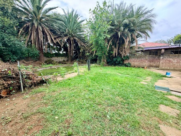 Vryheid Central House For Sale: 5 Bedrooms, flatlet, double garage, spacious layout.