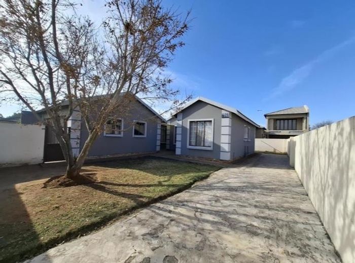 3-Bedroom House To Rent in Windmill Park with Garage and Convenient Location