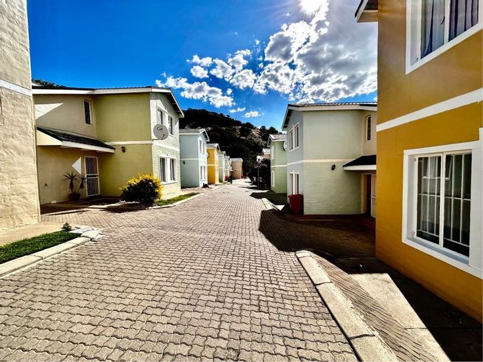 For Sale: House in Avis with 3 bedrooms, secure complex, and garage.