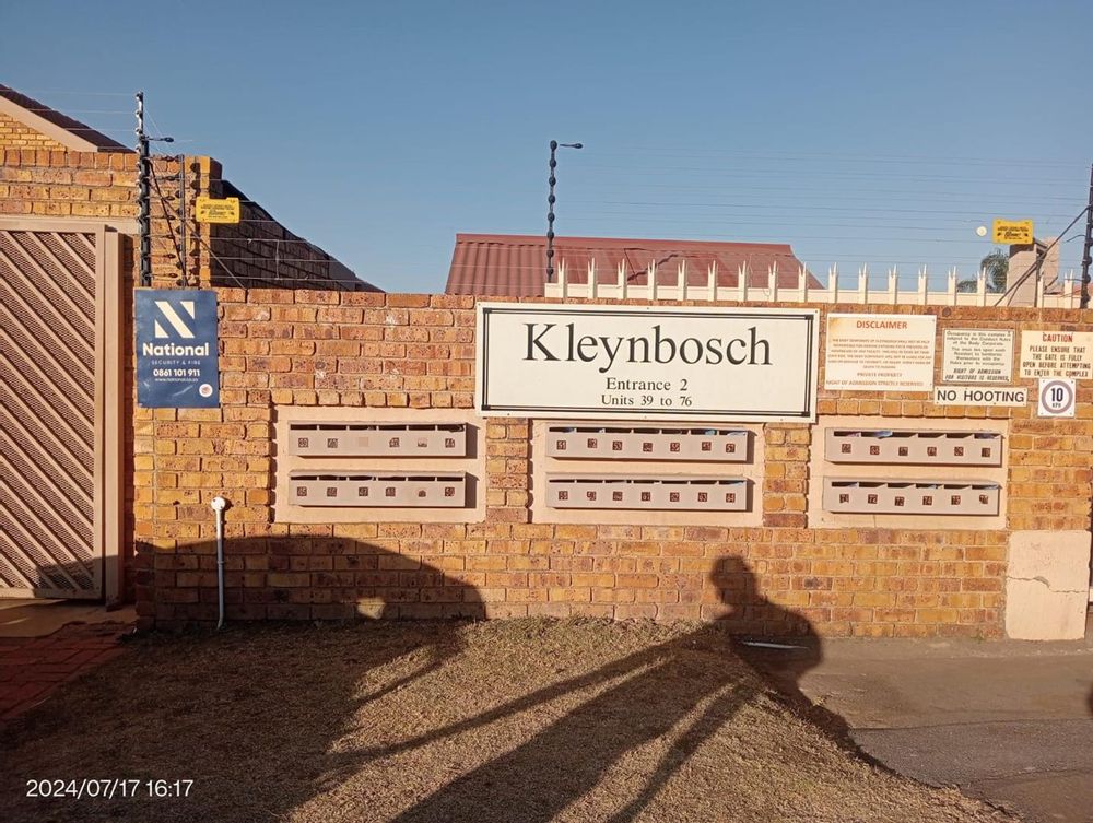 Modern 2 Bedroom First Floor Unit in Kleynbosch For Sale in Birch Acres, Kempton Park