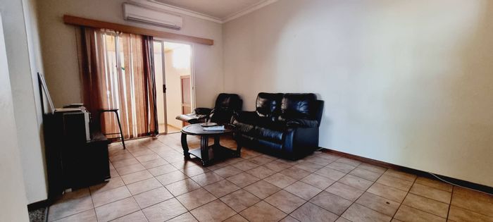 House for Sale in Dorado Park: 3 Bedrooms, Entertainment Area, Double Garage.