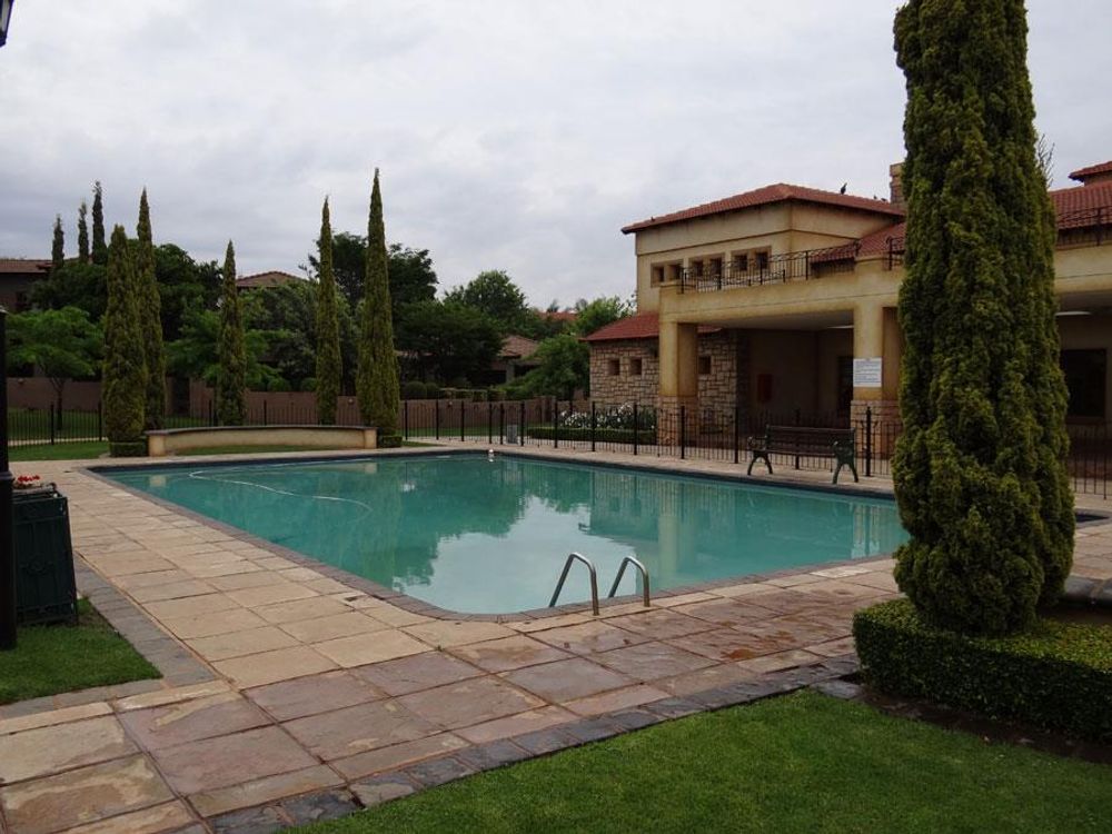 Swimming pool with braai facilities 